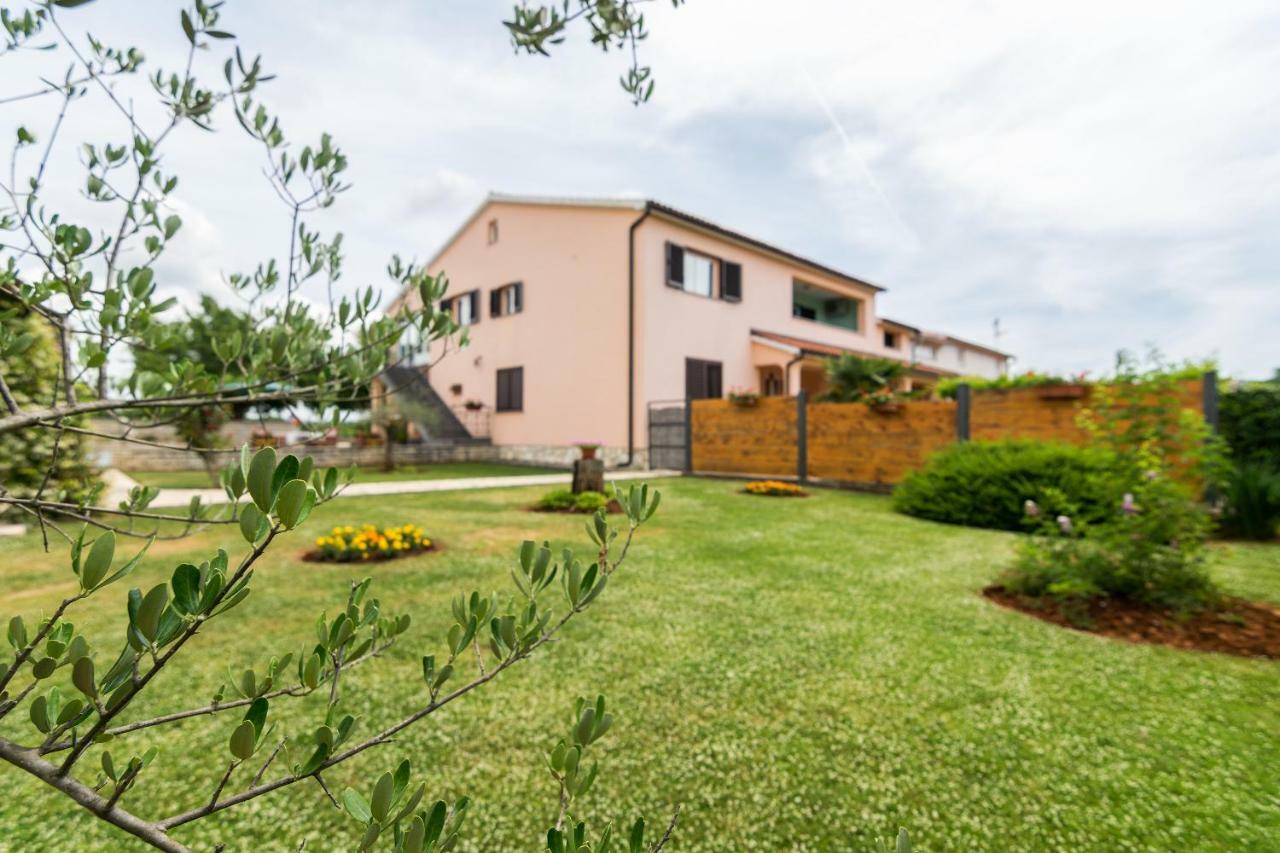 Apartments Korina Kanfanar Ngoại thất bức ảnh